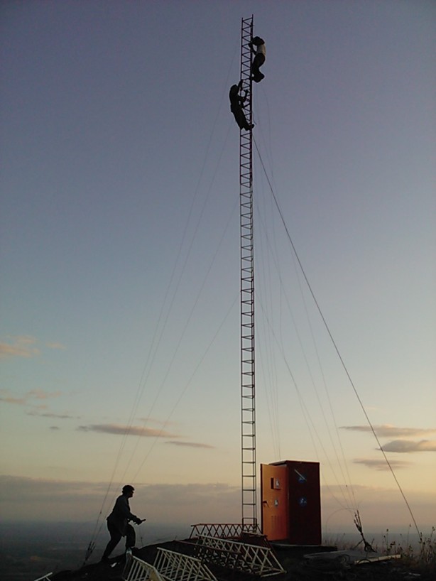Equipo radios Aficionados instalando torre